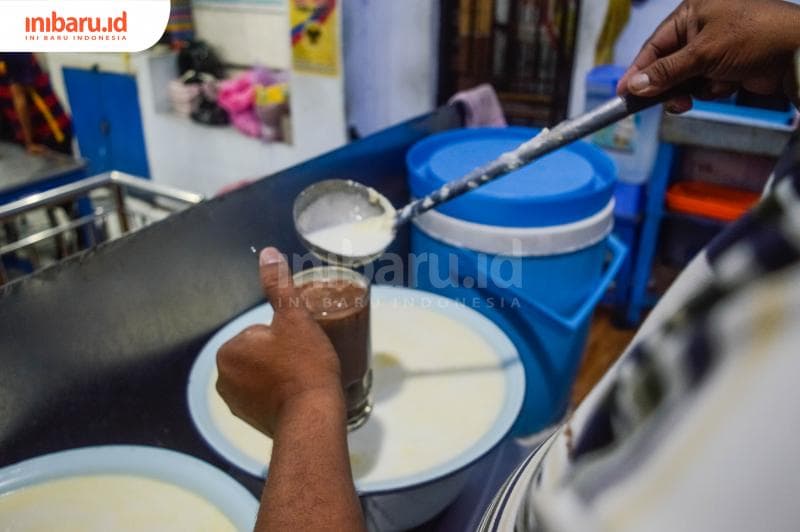 Proses peracikan susu cokelat, menu lain yang digandrungi selain STMJ di STMJ Karangdoro.&nbsp;(Inibaru.id/Kharisma Ghana Tawakal)