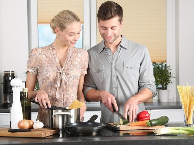 Seru ya kalau masak bersama pasangan? (Freepik via Bola)