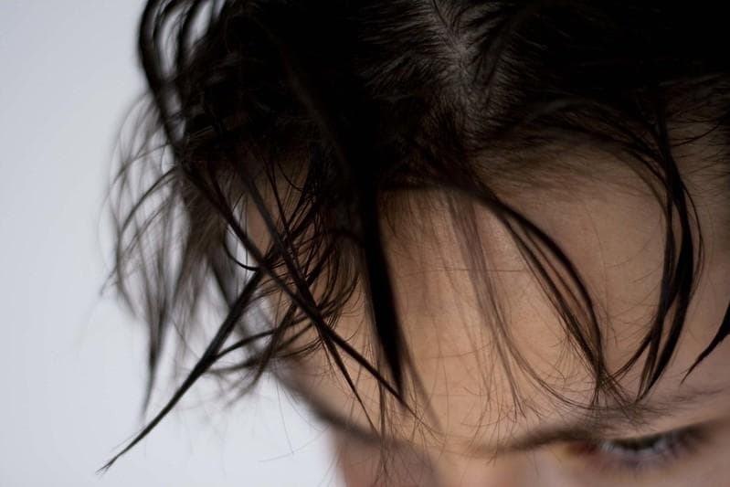 Keramas dengan air hangat bisa membuat rambut rontok. (Flickr/

Judit Klein)