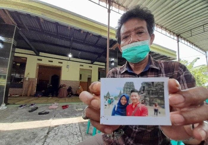 Pihak keluarga Gilang Endi Saputra, mahasiswa UNS yang meninggal saat mengikuti Diksar Menwa. (Detik/Andika Tarmy)