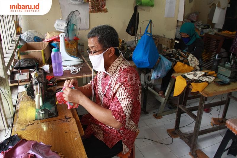 Ilustrasi: Para pekerja UKM Anindya Batik menggunakan masker saat bekerja. (Inibaru.id/Triawanda Tirta Aditya)