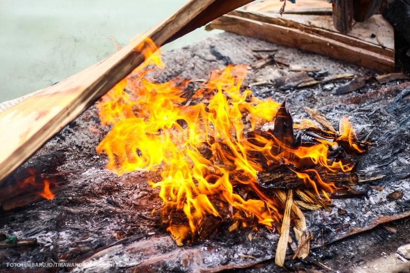 Kayu dibakar menggunakan api agar bisa berbentuk melengkung.