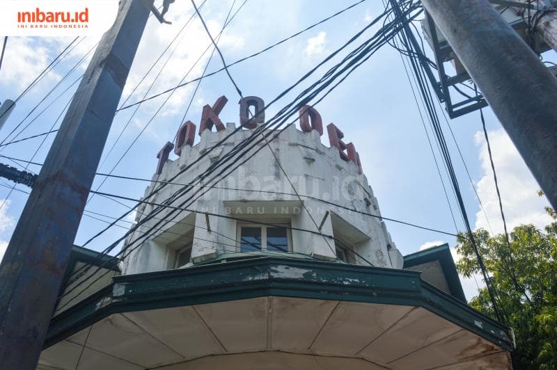 Dari luar, Toko Oen mudah dikenali dengan namanya yang tertera pada puncak bangunan tua di Jalan Pahlawan Semarang. (Inibaru.id/ Kharisma Ghana Tawakal)