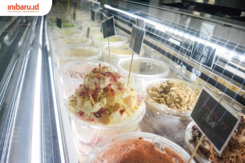 Berbagai rasa ice cream yang ditawarkan oleh Oud En Nieuw, salah satunya adalah strawberry cheesecake.&nbsp;(Inibaru.id/ Kharisma Ghana Tawakal)
