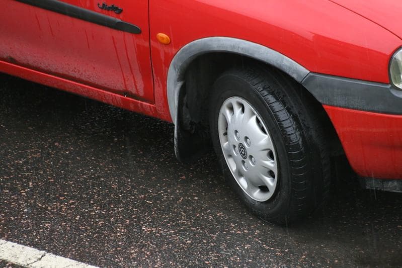 Ban dan rem jadi bagian mobil yang harus diperhatikan saat musim hujan. (Flickr/

Jan-Erik Finnberg)
