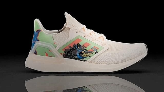 Penampakan desain sepatu Adidas dengan motif wayang kulit. (Instagram/Adidas)