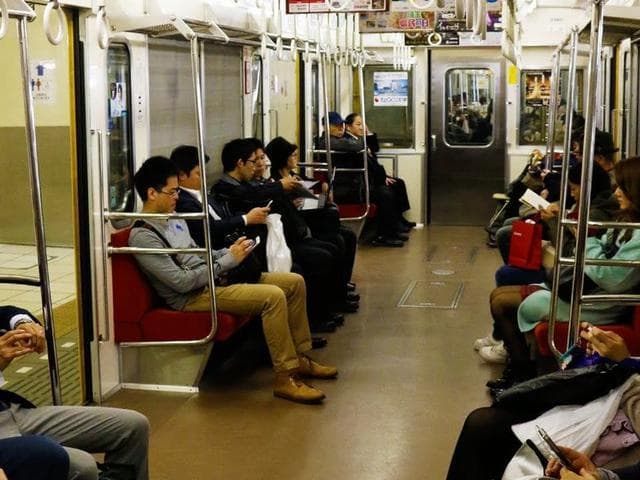 Orang Jepang nggak suka mengangkat telepon di kereta. (Livingnomads.com via Liputan6)