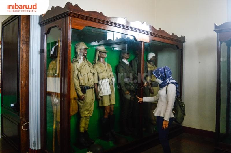 Salah seorang pengunjung Museum Mandala Bhakti yang sedang melihat patung baju-baju tentara.&nbsp;(Inibaru.id/ Kharisma Ghana Tawakal)