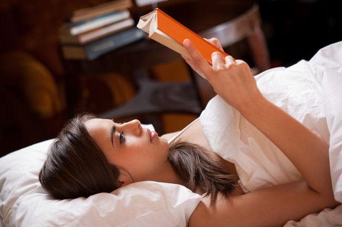 Membaca sambil berbaring nggak baik. (Indoindians via Bobo)