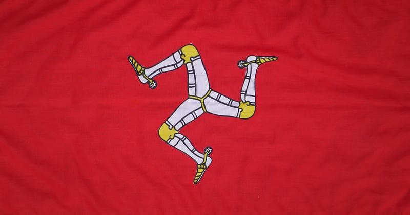 Cap kaki tiga di bendera dan lambang negara Isle of Man, sangat akrab kita temui di jenama minuman, ya? (Flickr/culturevannin.im)