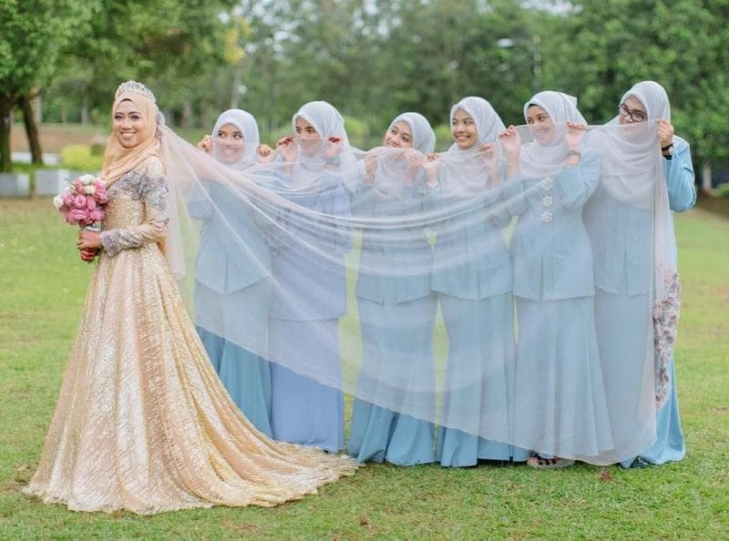 Pagar ayu atau bridesmaid mengenakan pakaian seragam untuk membedakan mereka dengan para tamu undangan. (Pinterest)