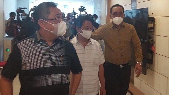 Notaris kasus mafia tanah Nirina Zubir menyerahkan diri ke Polda Metro Jaya. (Wartakotalive.com/Desy Selviany)