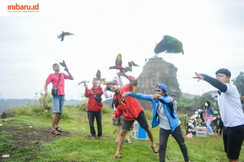 Para anggota Komunitas Lovebird Parkit Free Flight Semarang (LPFS) sedang melatih burung biar bisa free fly. (Inibaru.id/ Kharisma Ghana Tawakal)