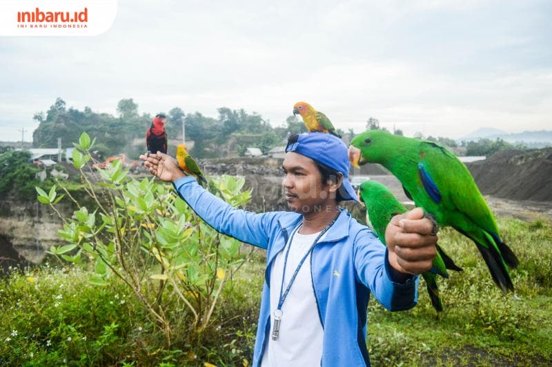 Ketua Lovebird Parkit Free Flight Semarang (LPFS)&nbsp;Aris Roso Setiadi bersama burung-burung free fly miliknya. (Inibaru.id/ Kharisma Ghana Tawakal)