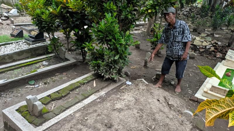 Tragis, Mahasiswi 23 Tahun Meninggal Minum Racun di Pusara Ayah
