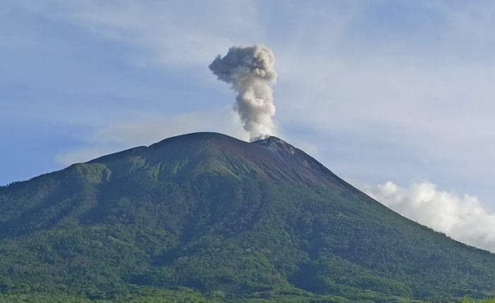 Erupsi Gunung Ili Lewotolok. (via Okezone)