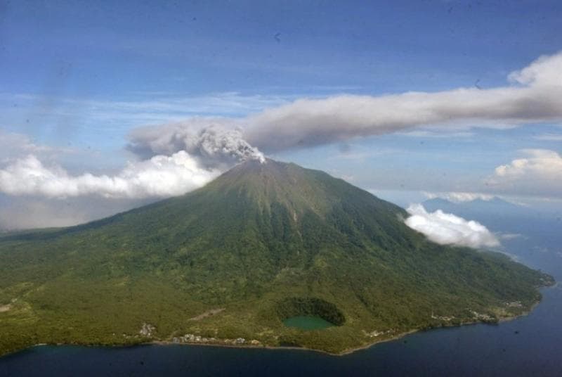 Ilustrasi Gunung Gamalama ketika erupsi. (Republika)