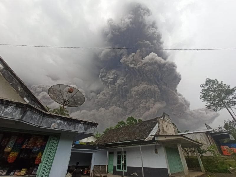 Catatan Erupsi Semeru Sejak 1818; Letusan Nggak Pernah Bisa Ditebak