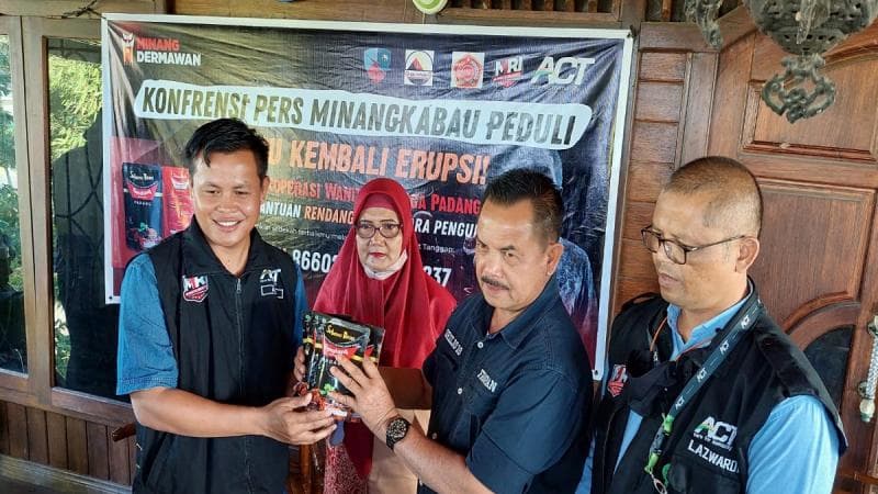 Balas Budi, Gantian Warga Minang Kirim Bantuan Rendang ke Korban Erupsi Semeru