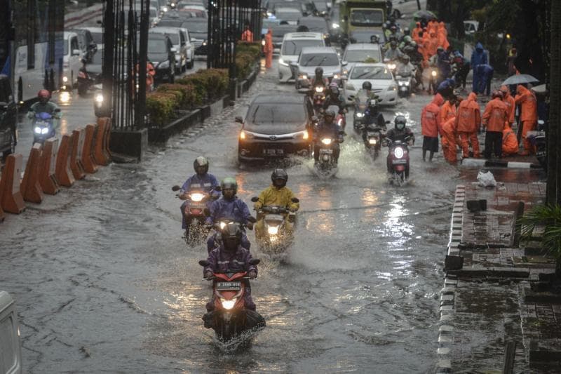 Sepeda motor matic boleh terobos banjir? (Media Indonesia/Antara/Jaya Kusuma)