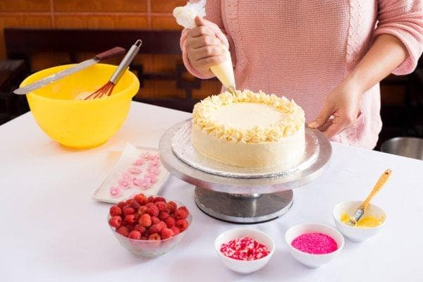 Menghias kue dengan buttercream. (Foodal via Bp-guide)