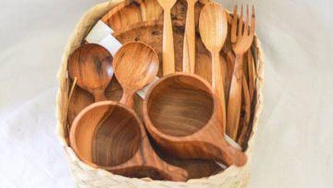 Hampers berisi peralatan makan dari kayu juga estetik. (via Beautynesia)