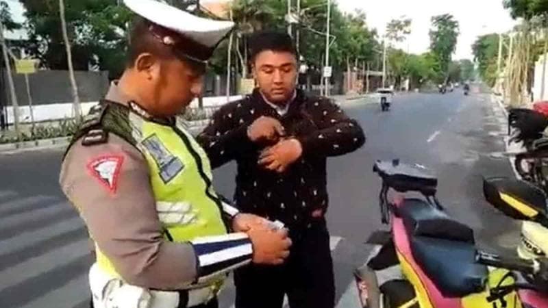 Pengendara sepeda motor yang mengawal ambulans ditilang polisi. (harapanrakyat)
