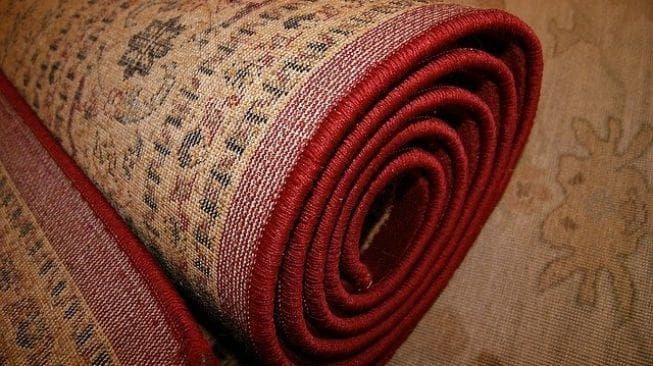 Karpet yang bau bisa dibersihkan dengan teh kantong bekas. (Pixabay via Suara)