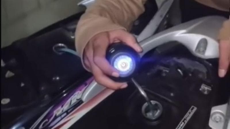 Menyedot bensin di tangki sepeda motor dengan pompa galon air elektrik. (TikTok/Irfanawl)