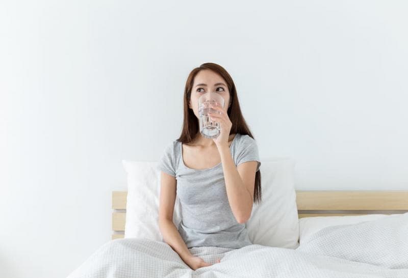 Minum air putih setelah bangun tidur banyak manfaatnya. (Shutterstock via Hellosehat)