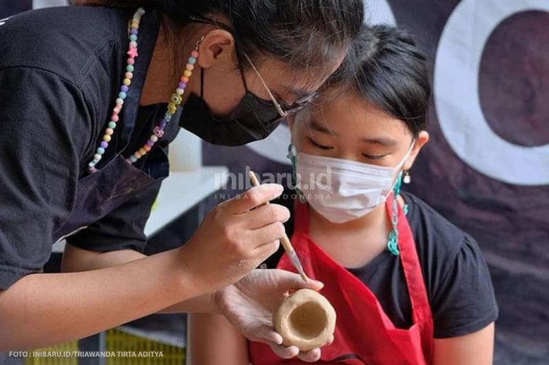 Edukasi kepada pengujung tentang proses pembuatan keramik.