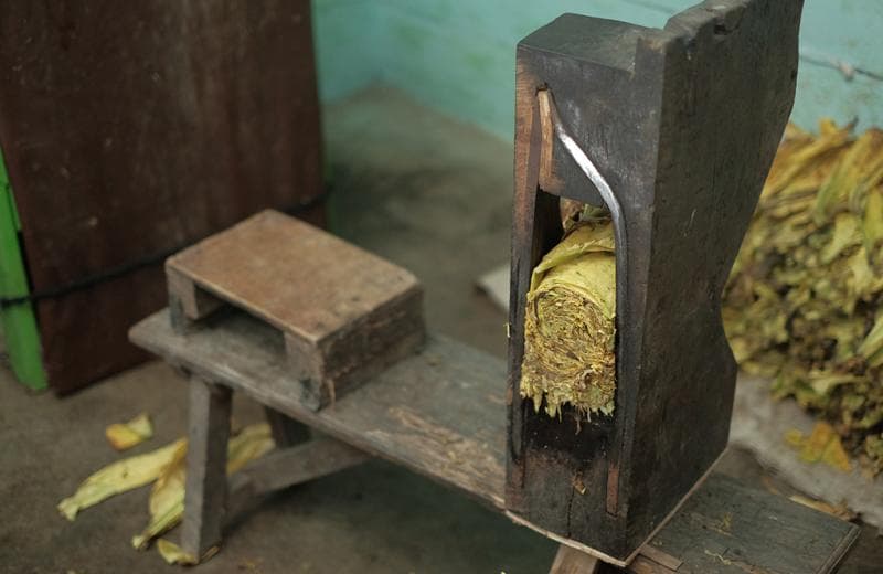 Alat rajang tembakau yang khas dan mirip guillotine. (infopublik.id)