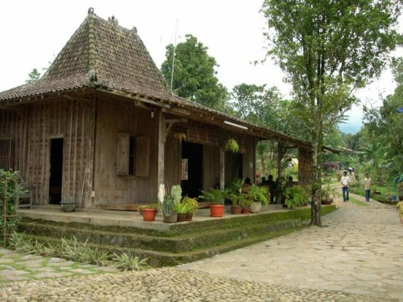 Rumah tradisional khas Demak dengan atap tinggi dan banyak yang masih memakai lantai kayu dengan ruang tamu yang sangat luas. (Tambahpinter/pinterest)