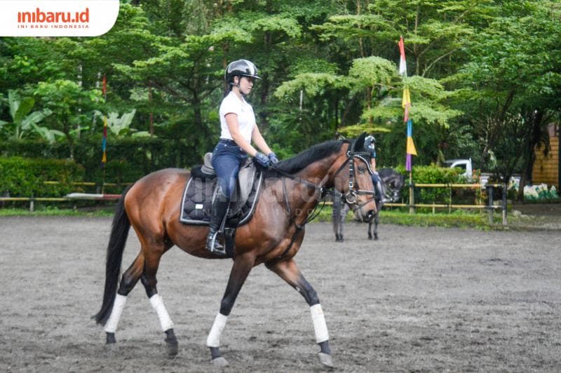 Ivana Putri Santosa, atlet berkuda yang merupakan anak dari pemilik Santosa Stable dan Santosa Park Anna Santosa. (Inibaru.id/ Kharisma Ghana Tawakal)
