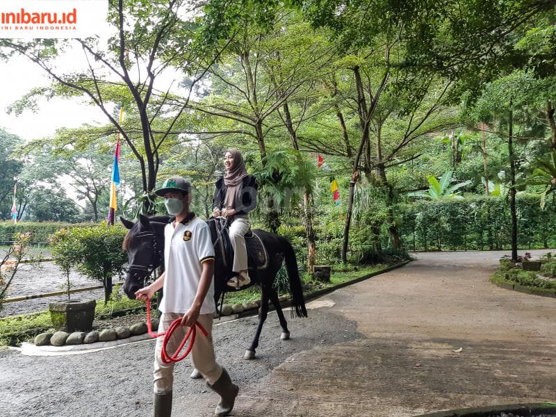 Salah seorang pengunjung tengah berkuda mengelilingi Santosa Park, pengembangan dari Santosa Stable.  (Inibaru.id/ Kharisma Ghana Tawakal)