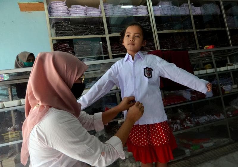 Penjual seragam sekolah kembali dibanjiri pelanggan usai PTM 100 persen ditetapkan di Semarang. (Media Indonesia/Antara)