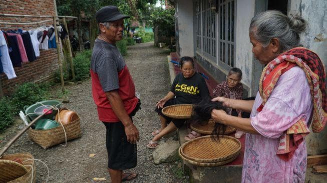 Warga desa di Banjarnegara menukar rambut rontok dengan perkakas rumah tangga. (Suara.com/Anang Firmansyah)