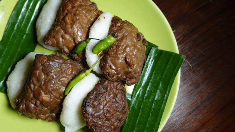 Jadah tempe Mbah Carik melegenda dan jadi salah satu ikon kuliner Yogyakarta. (GNFI/Shutterstock)
