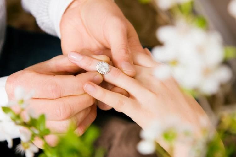 Tukar cincin pada suami dan istri. (Mentalfloss)