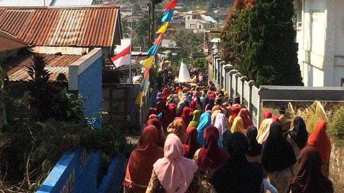 Arak-arakan warga yang akan menghadiri Tawur Dukutan. (Tribun Solo)