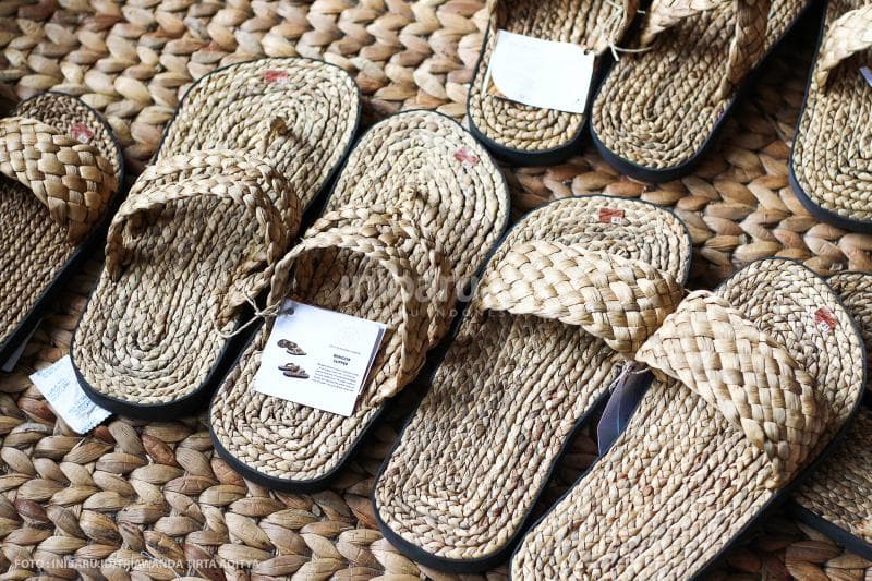 Sandal berbahan eceng gondok menjadi salah satu produk yang cukup laris manis di Bengok Craft.