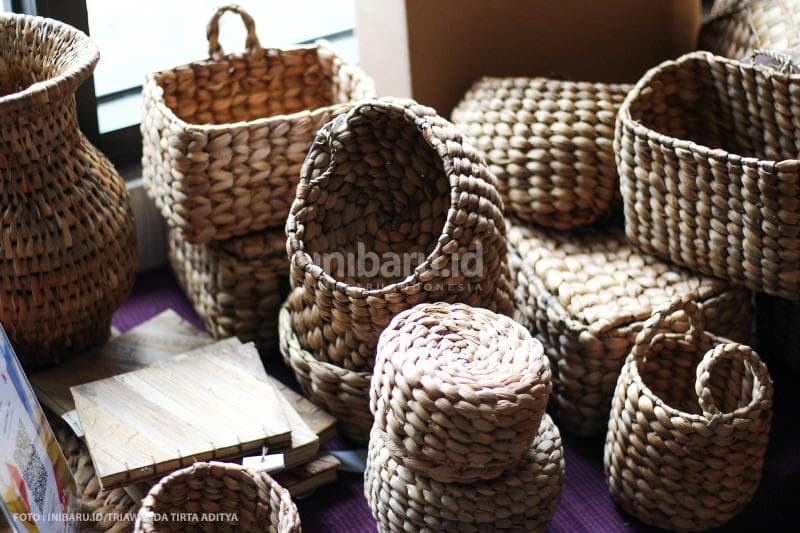 Beberapa contoh produk hasil olahan eceng gondok yang dibuat Bengok Craft.