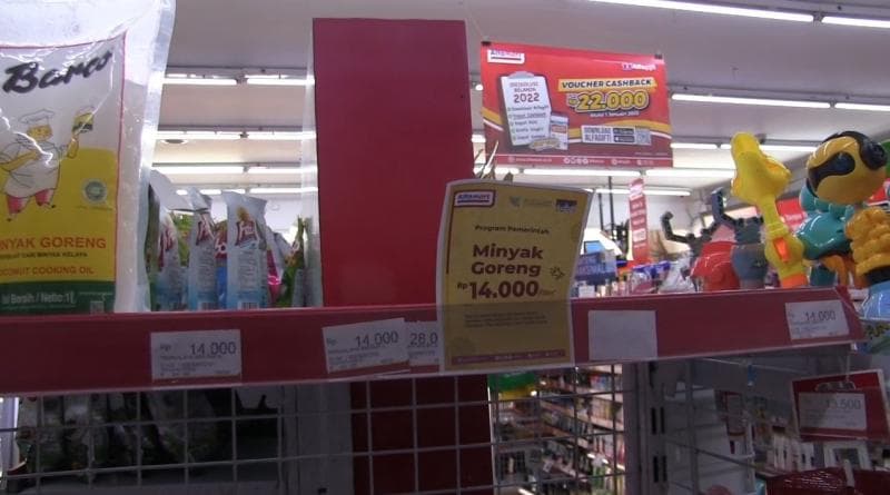 Banyak penimbun minyak goreng satu harga Rp 14 ribu sehingga stoknya habis di pasaran. (Metro TV/Dody Soebagio)