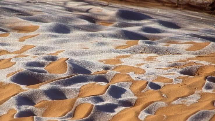 Salju di Gurun Sahara ada di wilayah negara Aljazair.&nbsp;(Twitter/desert____lion - Karim Bouchetata)