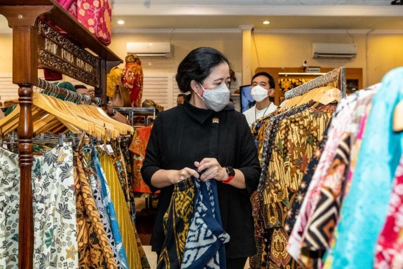  Puan Maharani mengunjungi Kampung Batik di Pasar Laweyan, Solo, Kamis (20/1/2022). (Dok. Istimewa)