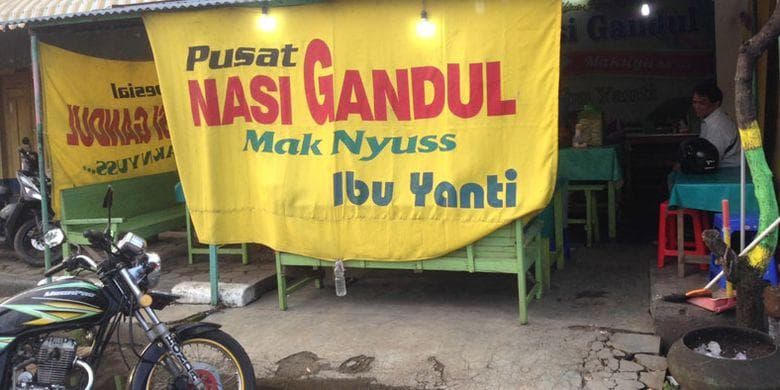 Nasi Gandul Mbak Yanti, salah satu warung penyedia nasi gandul terkenal di Pati. (Kompas)