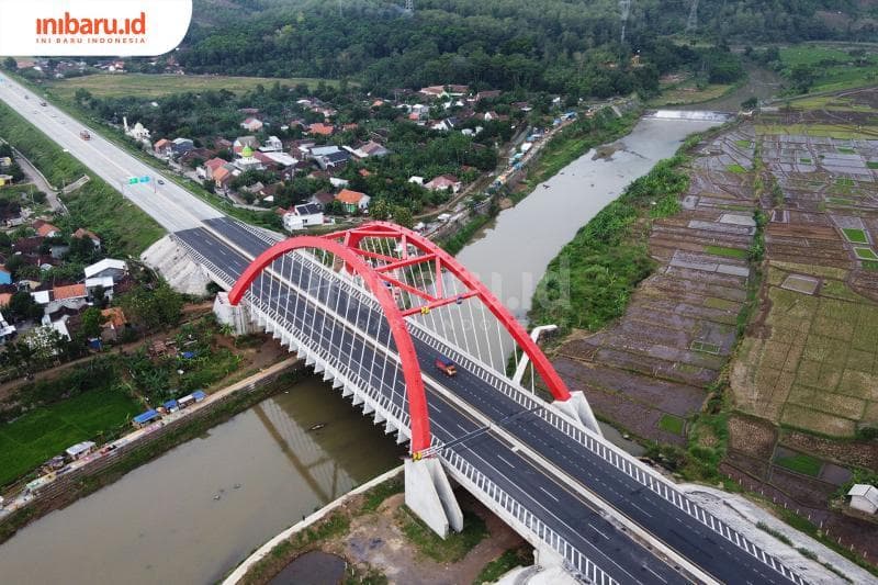 Mitos memencet klakson di jembatan dan terowongan sering dilakukan orang Indonesia. (Inibaru.id/Triawanda Tirta Aditya)