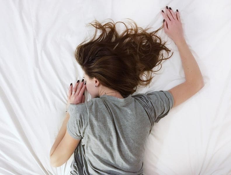 Posisi tidur yang baik dapat menjaga kualitas tidur kamu. (Stocksnap/Pixabay)