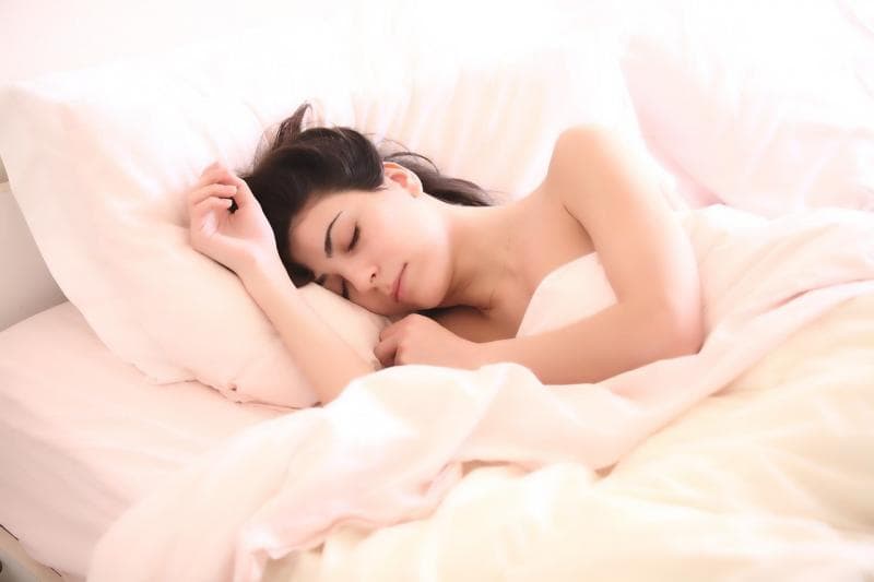 Tidur menyamping ke kiri cukup baik untuk dilakukan setiap hari. (Pixabay/Claudio_scott)