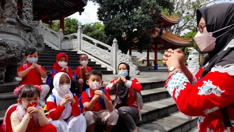 Seorang guru Kelompok Bermain sedang memberi contoh sikap “pai ” atau cara menghormat dalam tradisi Tionghoa. (Istimewa)